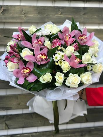 Букет цветов из: Розы и Хризантемы в Часовне