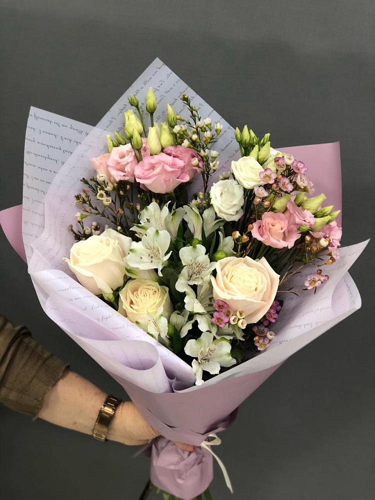 Букет цветов из: Альстромерии, Розы и Лизиантусы в Часовне