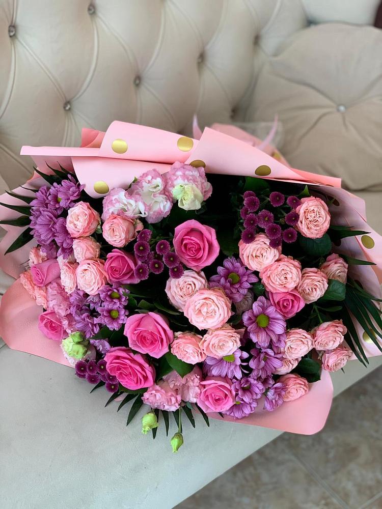 Букет цветов из: Хризантемы, Розы и Лизиантусы в Часовне