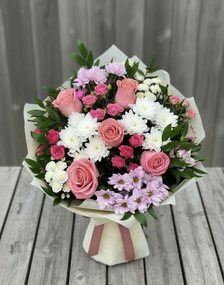 Букет цветов из: Альстромерии, Гвоздики, Розы и Хризантемы в Часовне