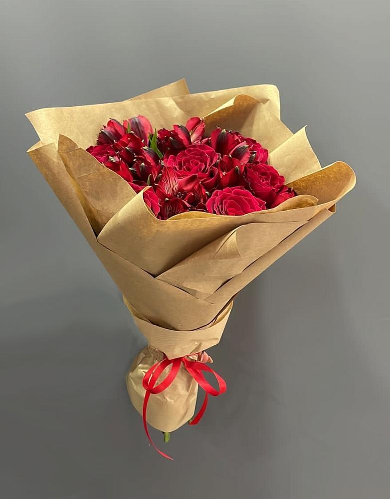 Букет цветов из: Альстромерии и Розы в Часовне