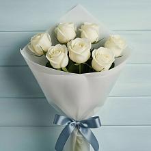 Букет 7 Белых роз Эдлесс Лав в Часовне