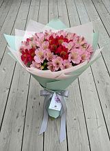 Букет цветов из:  Альстромерии в Часовне