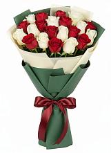 Букет Микс из красных и белых роз в Часовне