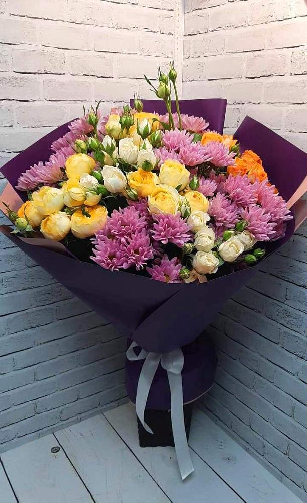 Букет цветов из: Хризантемы и Розы в Часовне