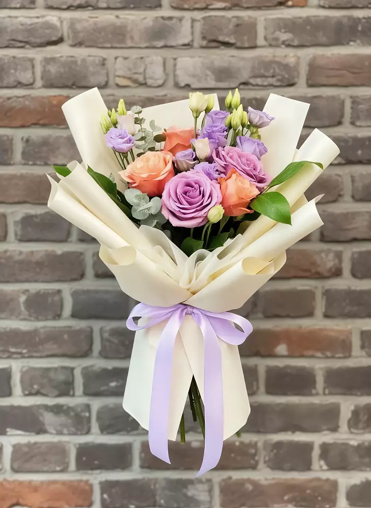 Букет цветов из: Лизиантусы и Розы в Часовне