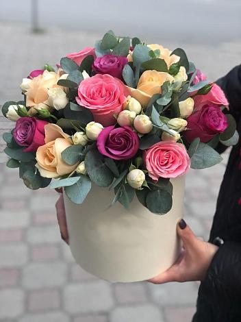 Цветочная композиция из Розы в шляпной коробке в Часовне