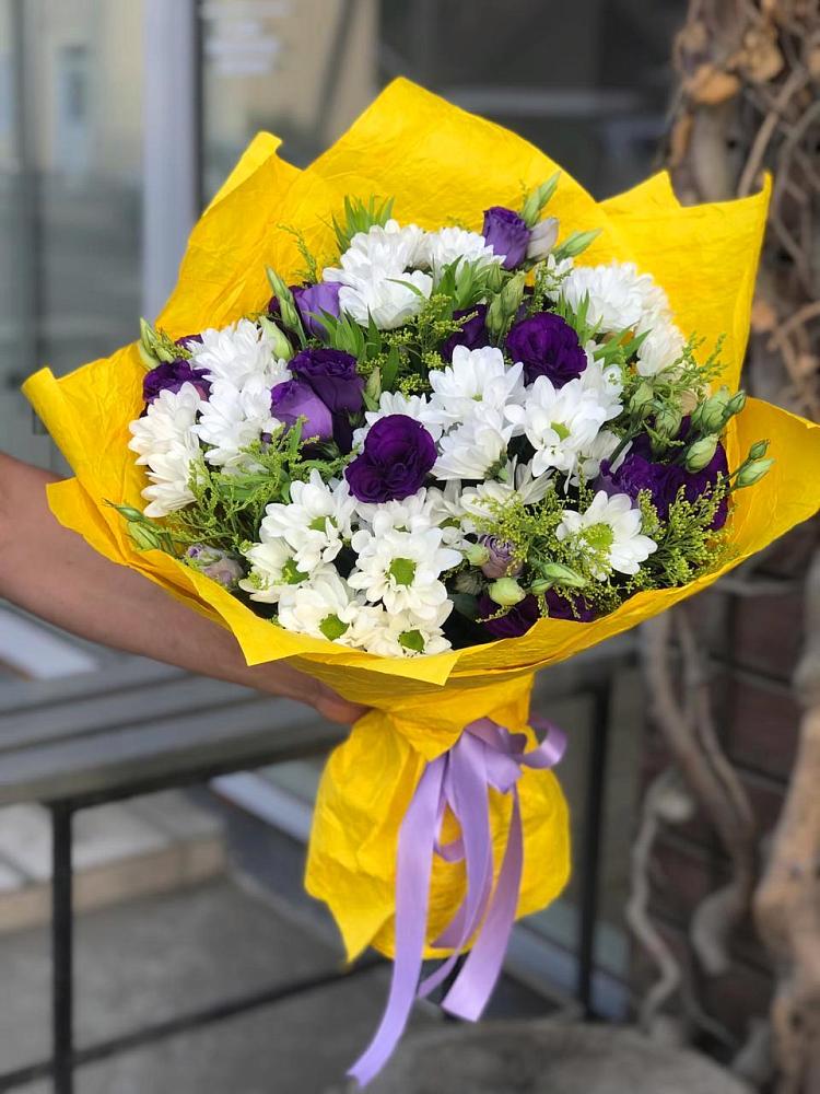 Букет цветов из: Ирисы, Хризантемы и Ромашки в Часовне
