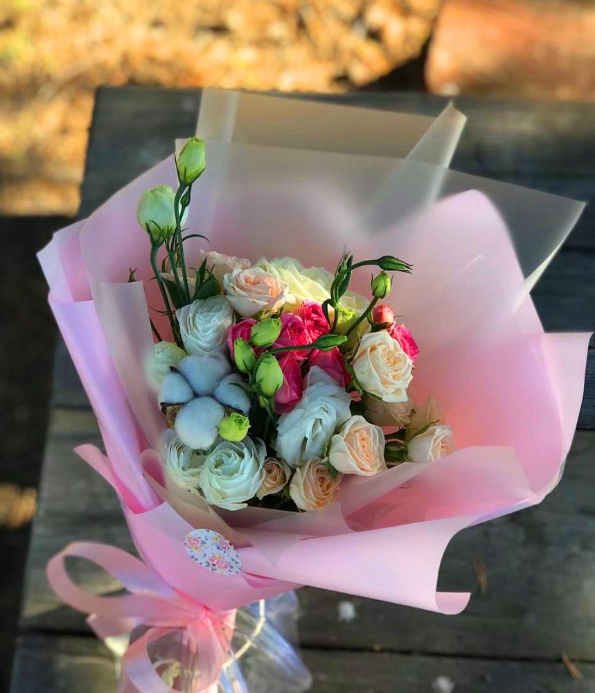 Букет цветов из: Розы и Лизиантусы в Часовне