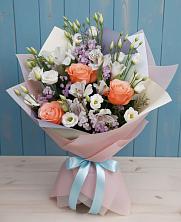 Букет цветов из:  Лизиантусы, Розы, Альстромерии и Гипсофила в Часовне