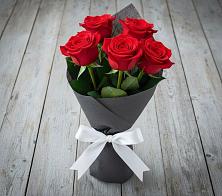 Букет 5 Красных роз Эдлесс Лав в Часовне