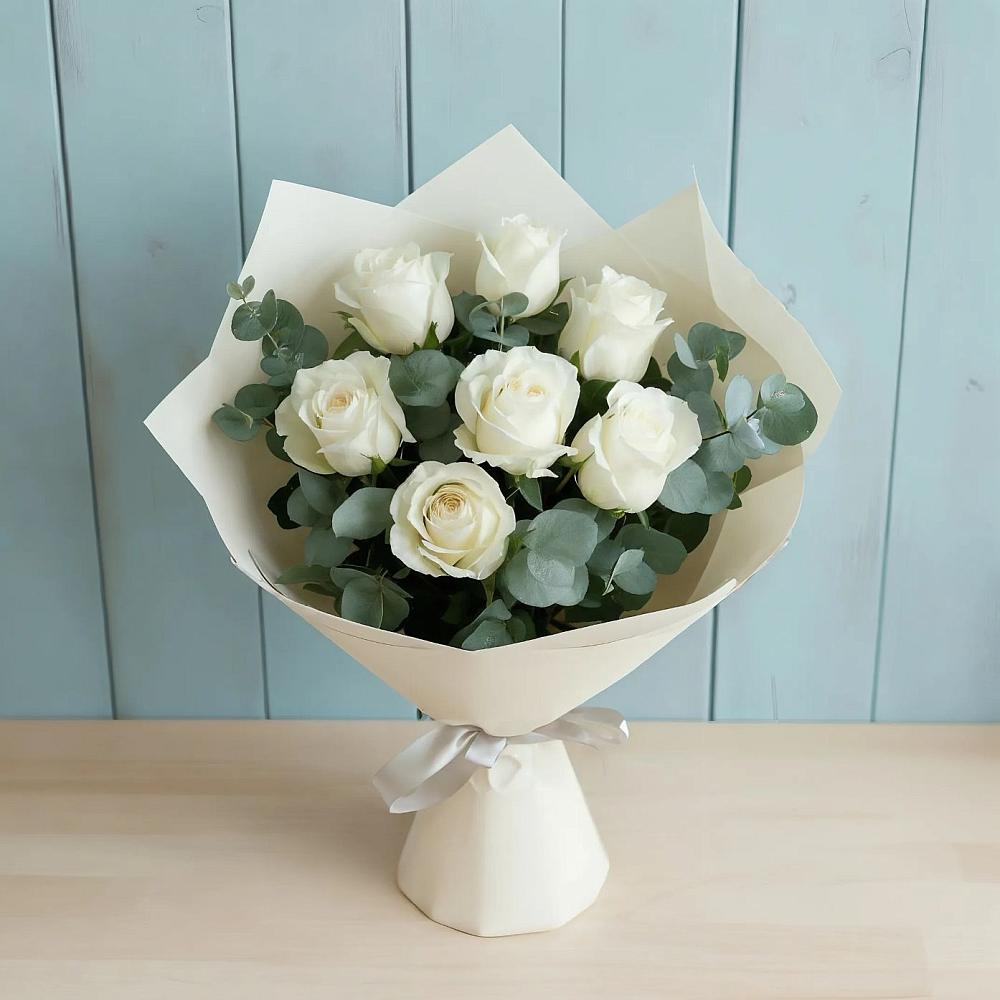 Букет Белые розы в Эвкалипте в Часовне