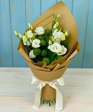 Букет цветов из:  Хризантемы и Лизиантусы в Часовне