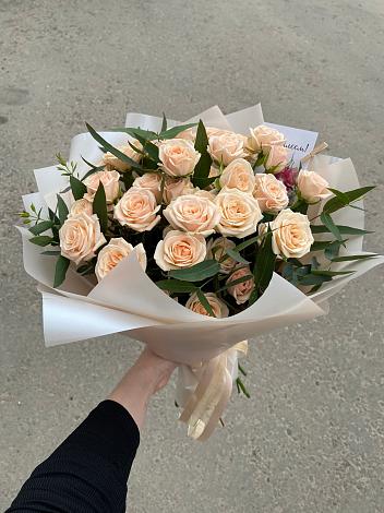 Букет Кремовые розы Латте в Часовне
