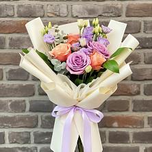 Букет цветов из:  Лизиантусы и Розы в Часовне