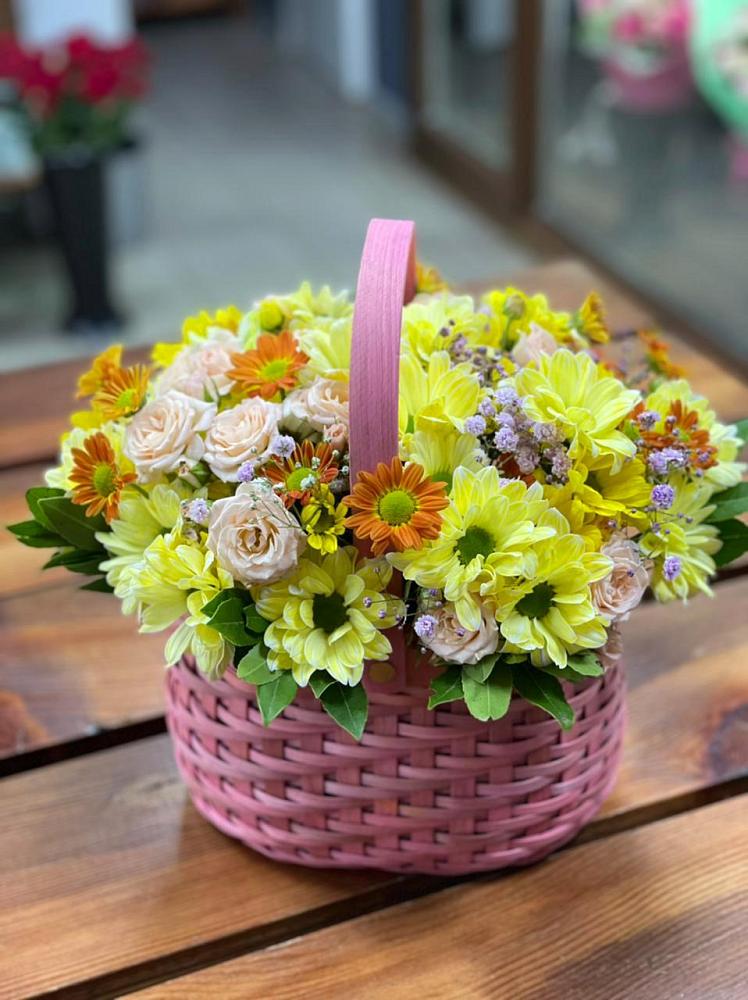 Цветочная композиция из Хризантемы и Розы в корзине в Часовне