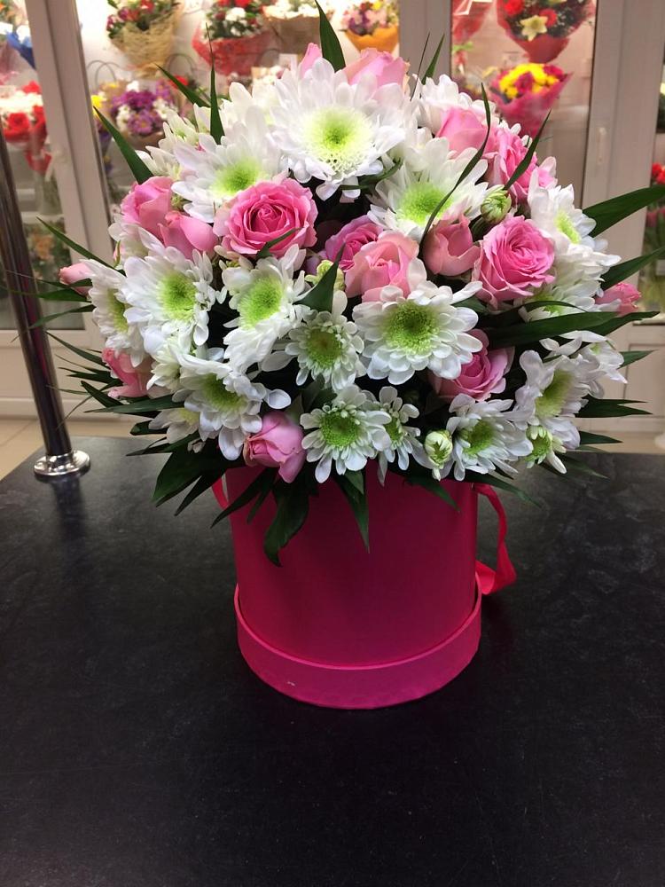 Цветочная композиция из Розы и Хризантемы в шляпной коробке в Часовне