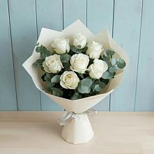 Букет Белые розы в Эвкалипте в Часовне