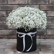 Цветочная композиция из Гипсофила в шляпной коробке в Часовне