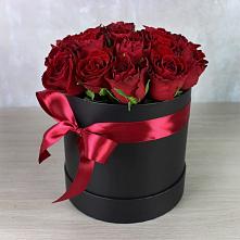 Цветочная композиция из Розы в шляпной коробке в Часовне