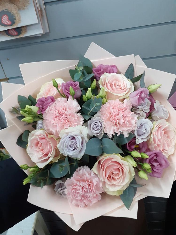 Букет цветов из: Розы, Гвоздики и Лизиантусы в Часовне