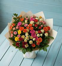 Букет Микс из разноцветных кустовых роз в Часовне