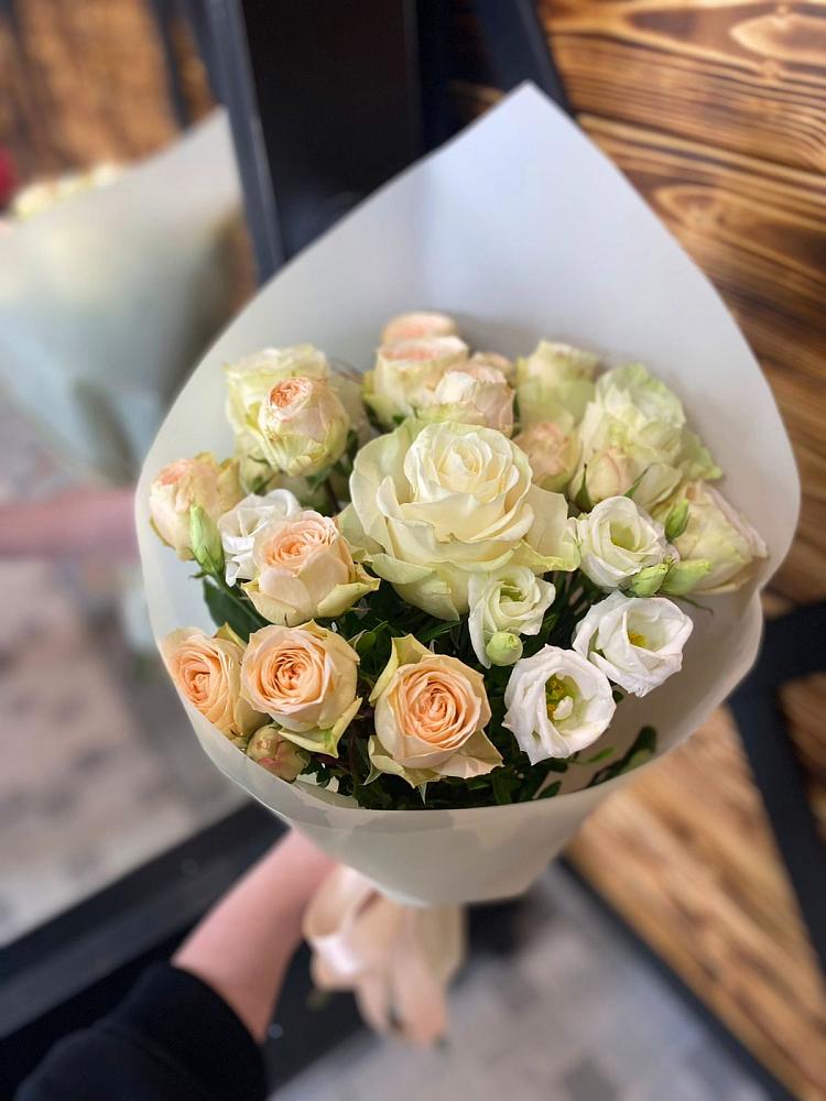 Букет Летний бриз в Часовне Букет цветов из: Розы и Лизиантусы в Часовне